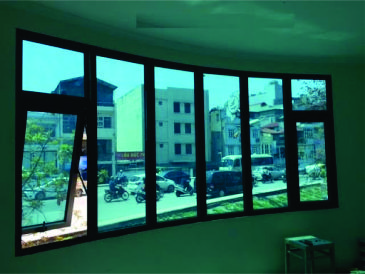 In Decal Dán Cách Nhiệt Giải Pháp Chuyên Nghiệp Tại In BC 1 Ảnh chụp các mẫu decal cách nhiệt trong suốt, phản quang và màu sắc, được dán trên cửa kính văn phòng, showroom, và xe hơi, nổi bật với độ sắc nét và màu sắc bền lâu.