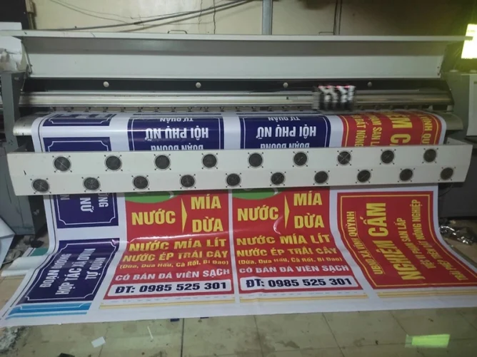 In Bạt Sinh Thái Thân Thiện Với Môi Trường Giải Pháp Bền Vững Cho Quảng Cáo Hiện Đại 1 Một tấm bạt sinh thái được in màu sắc tươi sáng, hiển thị thông điệp quảng cáo rõ ràng, treo tại khu vực ngoài trời như hội chợ, sự kiện hoặc mặt tiền cửa hàng.