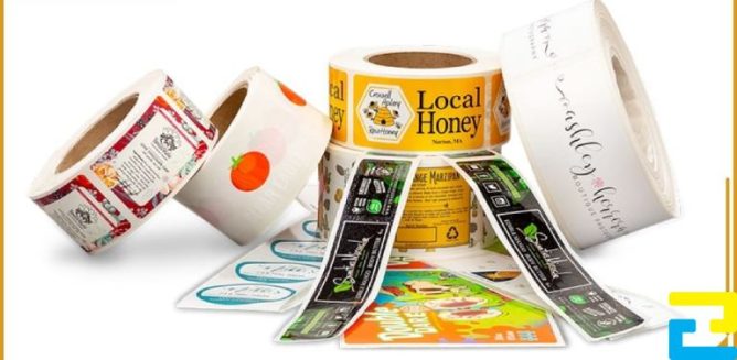 Mẹo Chọn Loại Decal Phù Hợp Cho Từng Mục Đích Bí Quyết Từ IN BC 1 Hình ảnh các loại decal đa dạng được bày biện trên bàn, thể hiện sự khác biệt về chất liệu, màu sắc và độ bóng.