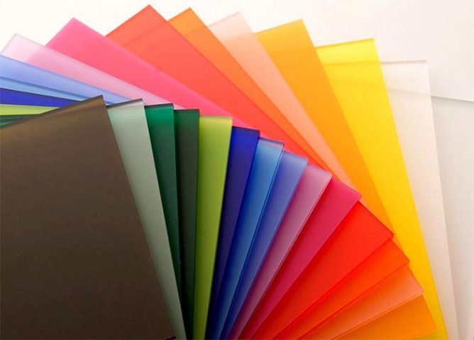 Cách Bảo Quản Sản Phẩm In Mica Lâu Bền Kéo Dài Tuổi Thọ & Vẻ Đẹp Hoàn Hảo 1 Một người đang lau sạch bề mặt bảng mica bằng khăn mềm và dung dịch chuyên dụng, trong không gian sáng sủa và gọn gàng. Bên cạnh là các sản phẩm in mica như bảng hiệu, bảng tên, biển chỉ dẫn… được đặt ngăn nắp. Hình ảnh thể hiện quy trình vệ sinh và bảo quản đúng cách, giúp giữ được độ bóng đẹp, màu sắc rõ nét và chống trầy xước theo thời gian.